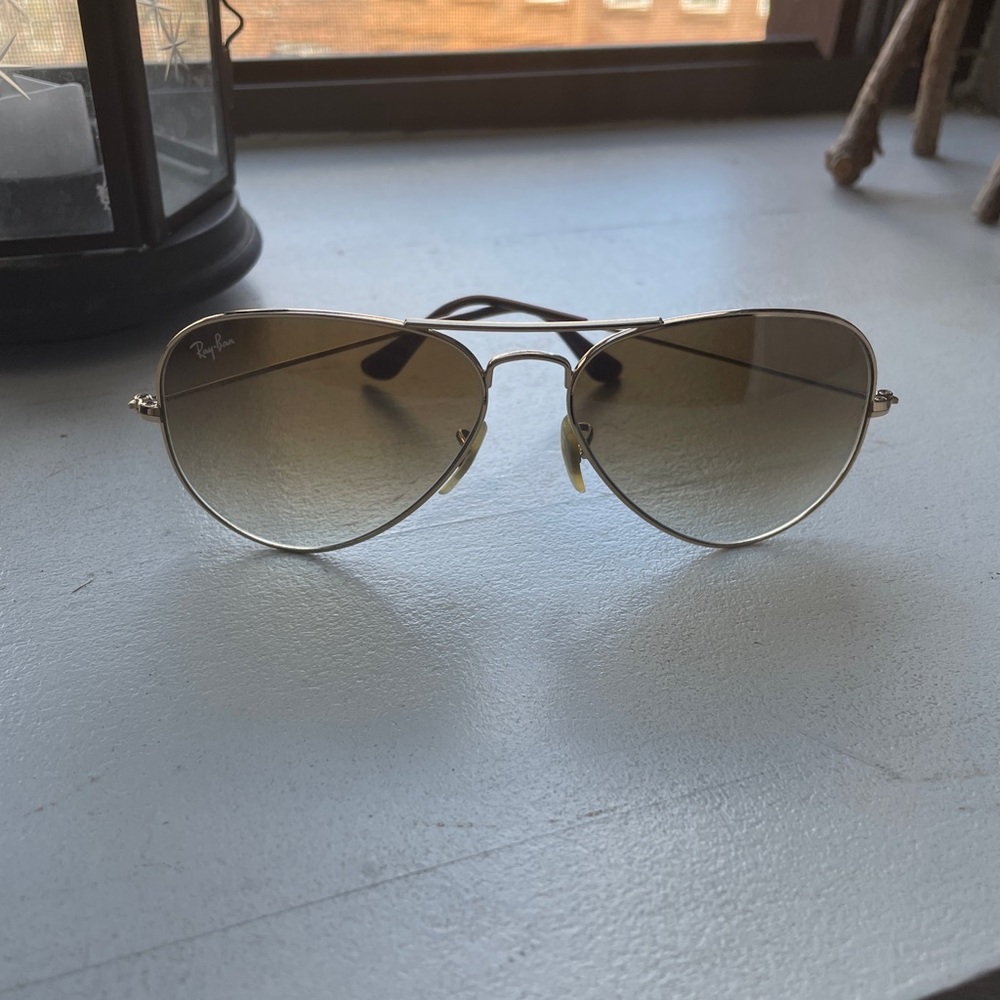 Gold/brown Ray-Ban aviators